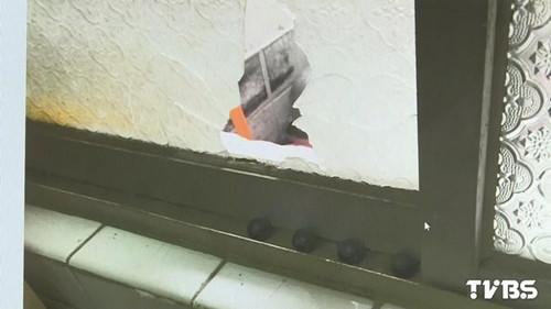 妇人家的窗户被打出大洞。图自TVBS网站