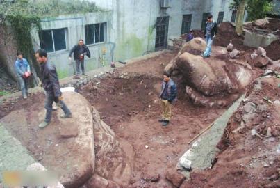 宜宾高县一小学挖出10多吨重的螃蟹和蟾蜍雕塑