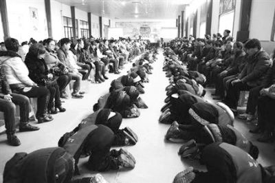 学生们在老师的指导下，一起给父母下跪谢恩。微博截图