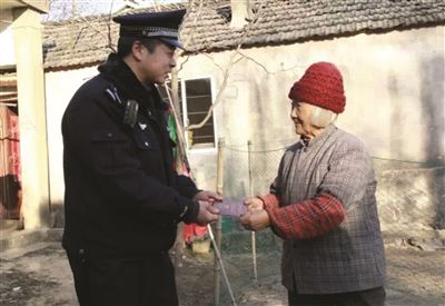 民警将户口本交给陈奶奶。