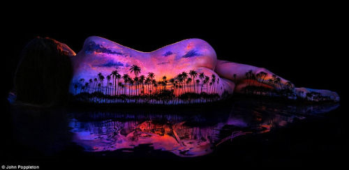 艺术家用夜光颜料创作人体彩绘 效果如梦如幻