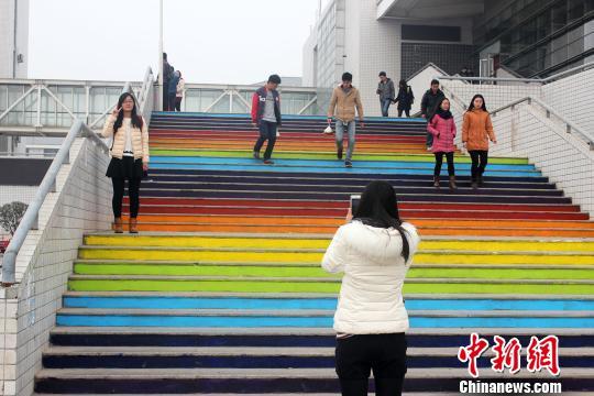 学生在彩虹阶梯下拍照