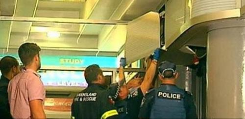 一位青年在试图溜进澳大利亚一家夜店时不慎卡在屋顶，不得不出动消防队员将他救出。