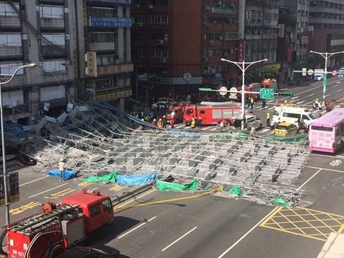 台北市宁波东街和罗斯福路交叉口23日有脚手架倒塌，占据车道。台湾“中央社”