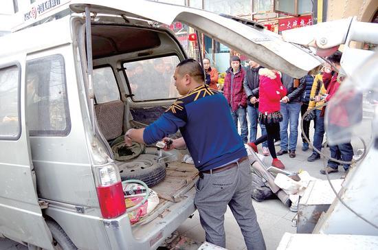 郑州警方清理56辆“僵尸车” 报废奥迪占道被拖走