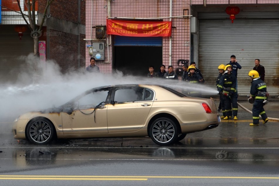 460万豪车街头自燃成空壳 460万豪车街头自燃成空壳