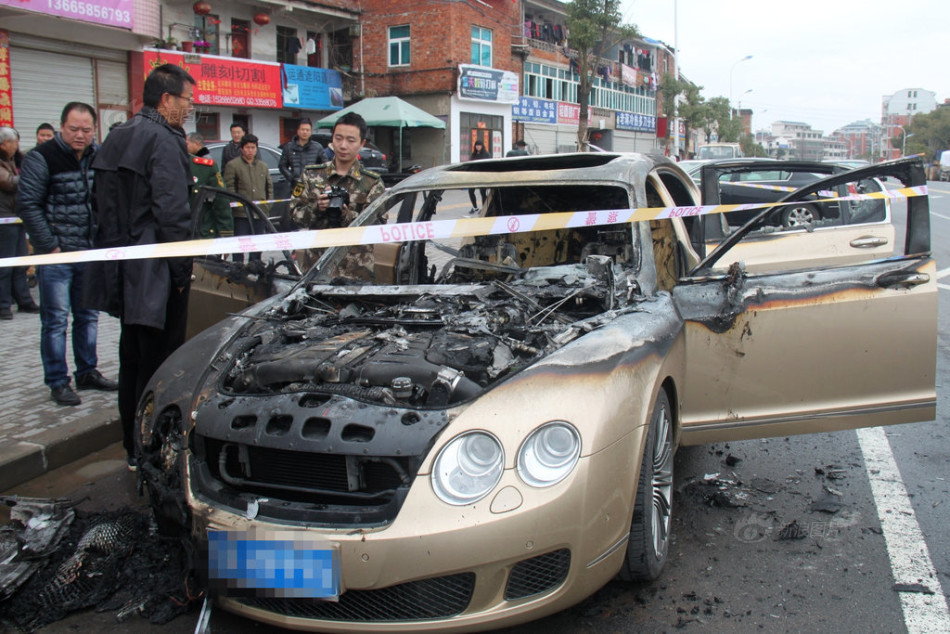 460万豪车街头自燃成空壳 460万豪车街头自燃成空壳