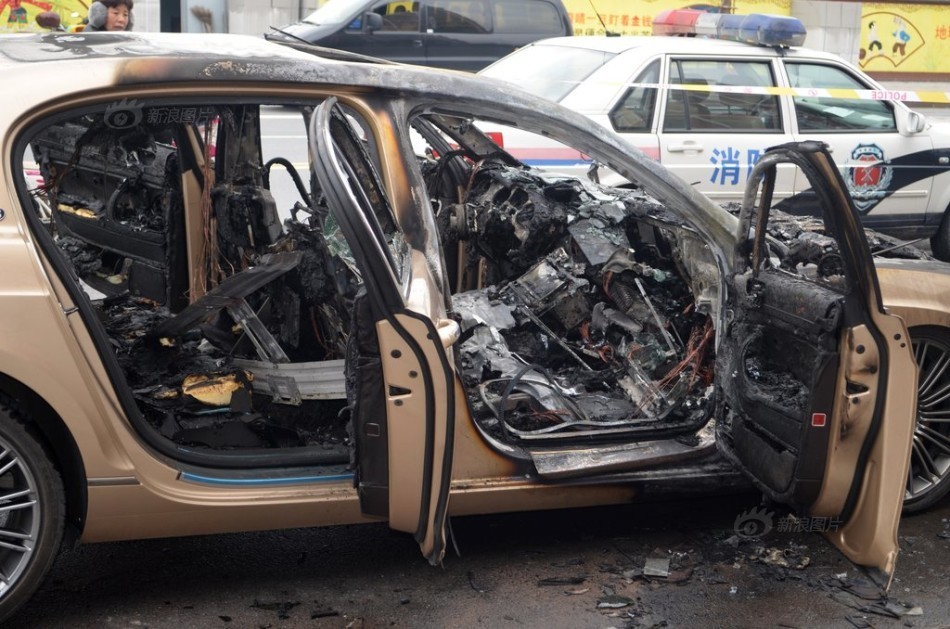 460万豪车街头自燃成空壳 460万豪车街头自燃成空壳