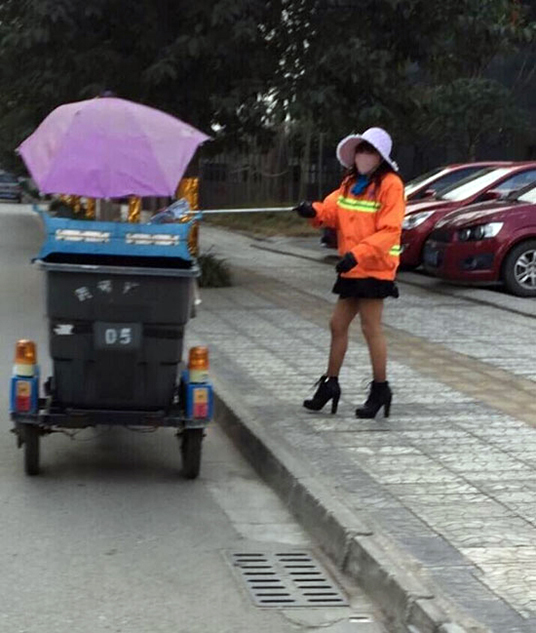 时尚环卫姐穿丝袜高跟上班