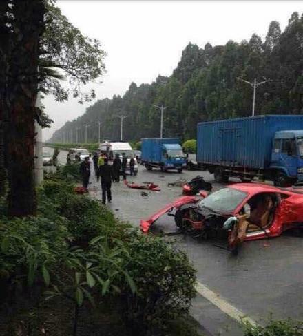 佛山法拉利撞大树后断成两截 车主安然无恙(图)