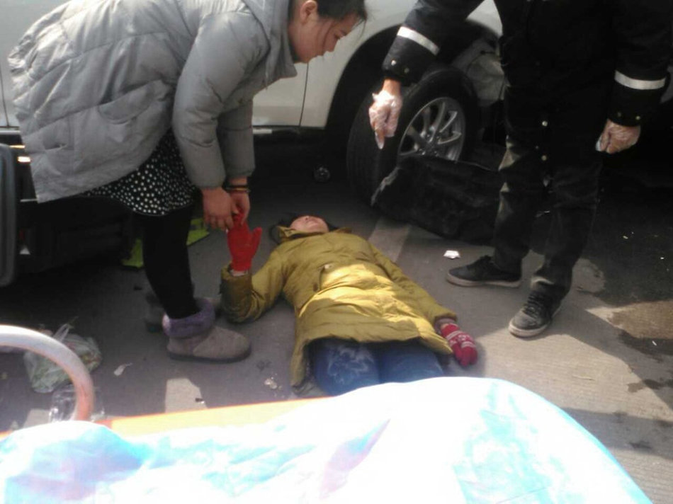 女子被撞卷进车底市民抬车救人