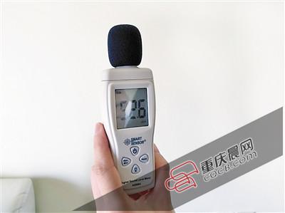 胡女士在家中测量显示噪音已超过50分贝