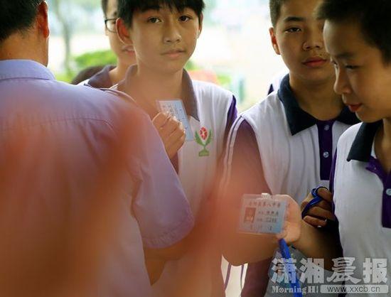 5月26日，岳阳县第八中学，学生出校门时出示通行证