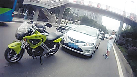市民骑摩托车被路过汽车溅泥 为寻道歉逼停汽车