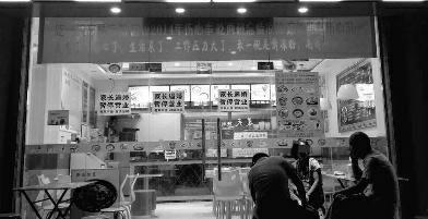 儿子30岁了还没有对象，父母跑到儿子经营的快餐店里撵走顾客。