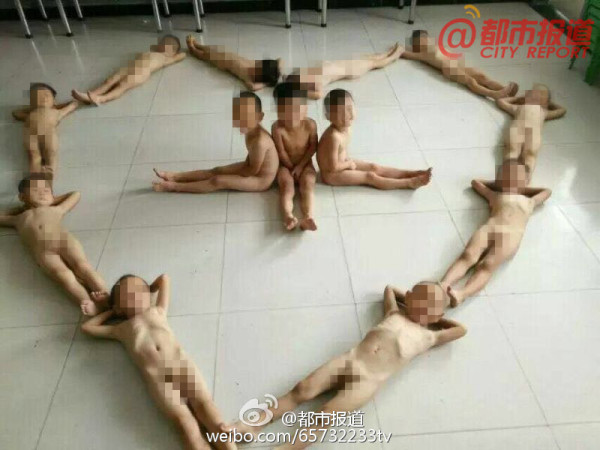 幼儿园男童集体裸拍