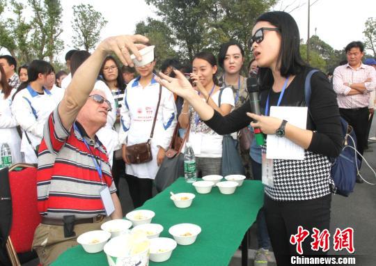 图为外国友人品尝扬州炒饭。
