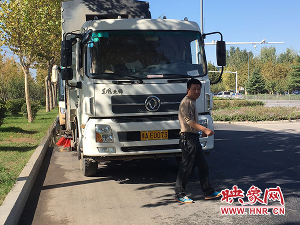 男子路边拿公家水洗车，自称叔叔是局长