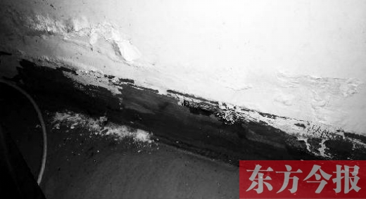 刘先生家中三年闹水灾，墙壁被泡坏