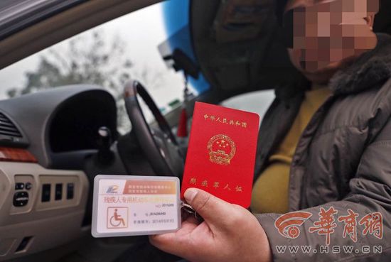 感觉被羞辱的宋先生当场脱掉裤子给对方验伤。 感觉被羞辱的宋先生当场脱掉裤子给对方验伤。