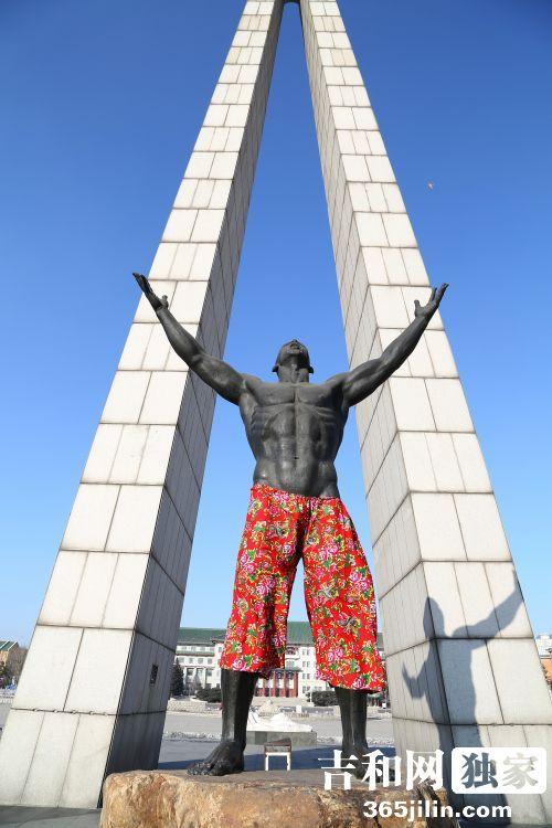 长春广场“裸男” 被恶搞 穿东北花色七分裤