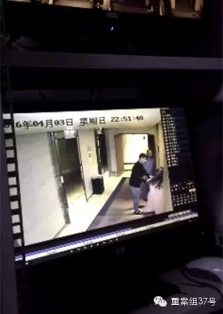 一女子在酒店被陌生男子拖拽。    视频截图