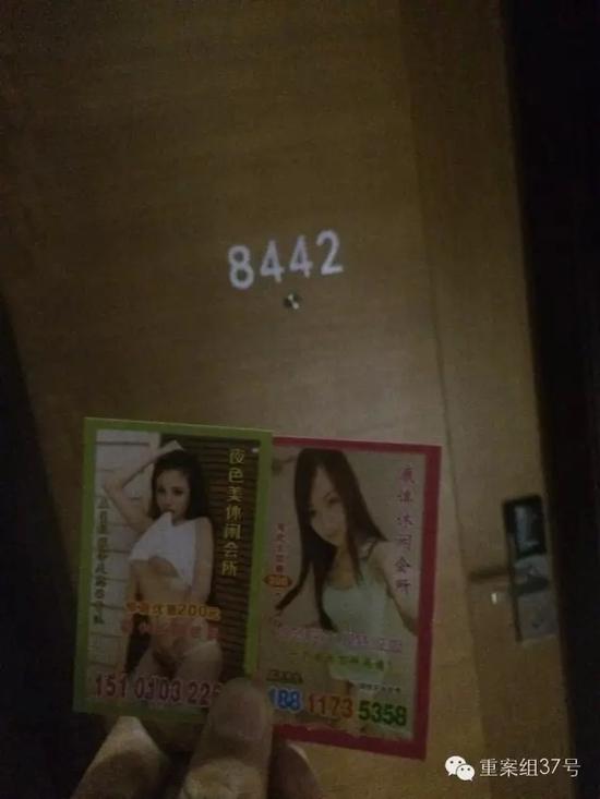 店多客房内均发现有“小卡片”。    新京报记者 林斐然 摄