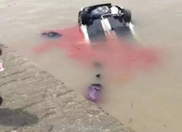 温州：轿车倒车不慎坠海 海水瞬间被染红(组图)