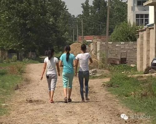 副校长骚扰初中女生 自己近乎全裸让女生叠被子 副校长骚扰初中女生 自己近乎全裸让女生叠被子