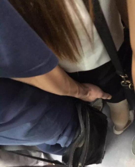 上海地铁四号线“色狼偷摸女生下身”的照片
