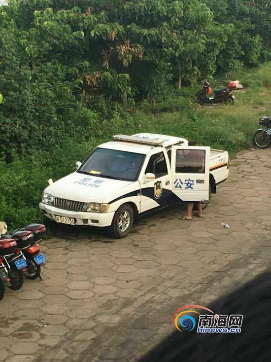 图为驾驶警用皮卡车游泳的民警