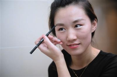 9月15日,郭然在洗手间补妆,售楼小姐的工作要求时刻保持良好的形象来面对客户。 9月15日,郭然在洗手间补妆,售楼小姐的工作要求时刻保持良好的形象来面对客户。