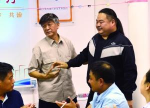 任先生不满隔壁半夜喝酒声音太大，上门提醒时，被邻居小戴一个耳光打得左耳穿孔，构成轻伤。在小戴取保候审期间，任先生得知小戴的父亲因脑出血去世，不但为小戴求情还放弃经济赔偿要求。结合案件实际情况，昨天上午，东城检察院在二人居住的吉祥社区举行现场会，宣读了对小戴的不起诉决定。