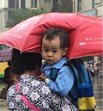 打伞小网红本尊现身 抱她的不是奶奶是外婆
