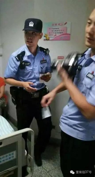 民警到医院对秦女士体内子弹取证调查。 受访者供图