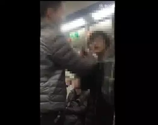 男子北京地铁辱骂女子 律师:未满18岁或逃过处罚