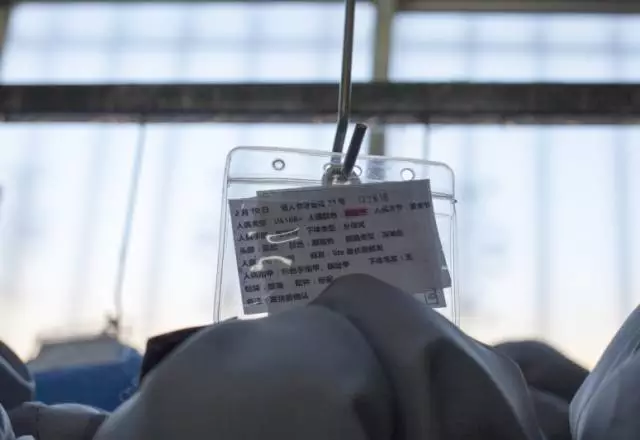 等待装箱发货的娃娃。标签上注明了娃娃的配置