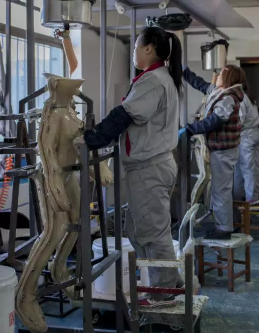 技术工人正在将硅胶注入模具,注满硅胶后,需要等待六到八个小时,娃娃的身体才能凝固成型