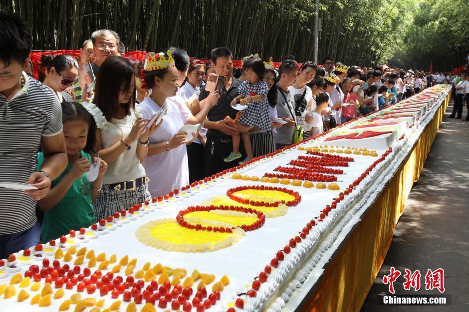 两千余民众共同庆生分享60米长蛋糕
