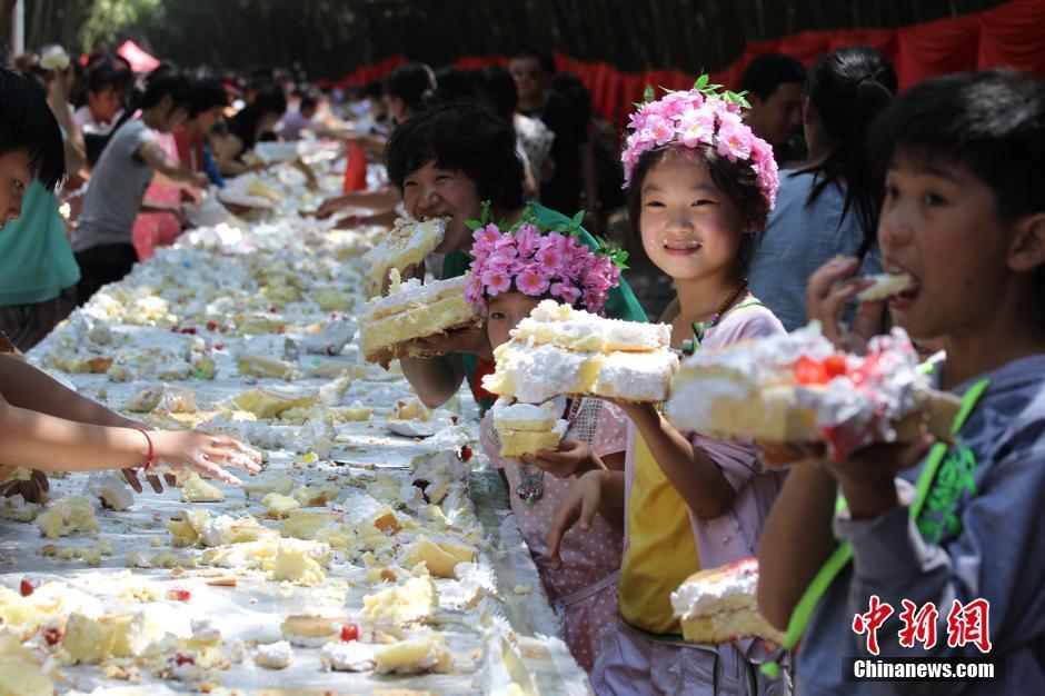 两千余民众共同庆生分享60米长蛋糕
