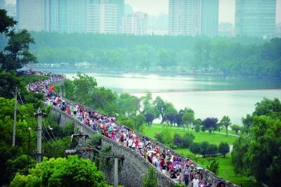 　　昨天,数万南京市民参加“环城七十里”徒步走,图为解放门城墙上密集的人群。 本版摄影 实习生 王甜