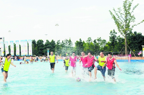 郑州绿博园第二届“绿博之夜”开幕 水上足球赛激情开赛