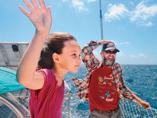女孩随父母驾帆船航游世界8年10岁才上学