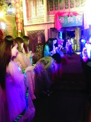西津渡景区内的一家酒吧挂起“怡红院”招牌 网友供图