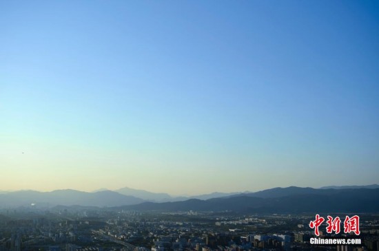 北京多举措保障APEC会议期间空气质量 蓝天绽放