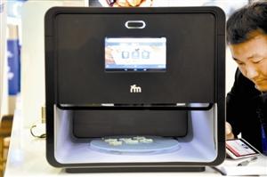 全球首款3D食品打印机亮相 7分钟打印6块饼干