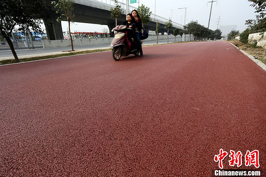 郑州铺设“红地毯车道”色彩鲜明利于区分