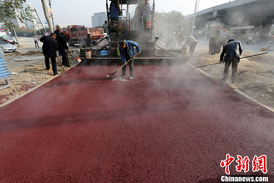 郑州铺设“红地毯车道”色彩鲜明利于区分