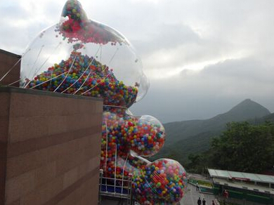 香港山顶展出巨型吹气泰迪熊 香港山顶展出巨型吹气泰迪熊