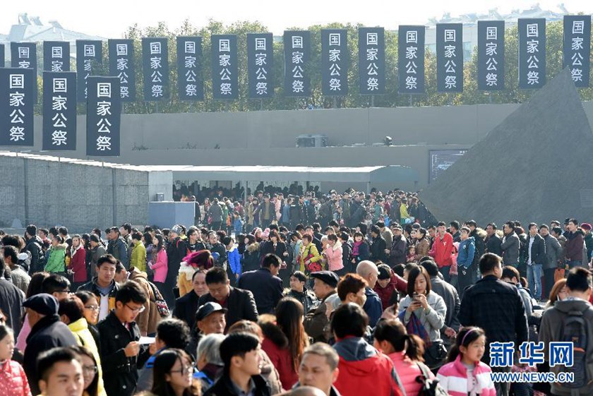 12月14日,参观者在南京大屠杀遇难同胞纪念馆参观。　　新华社记者孙参摄